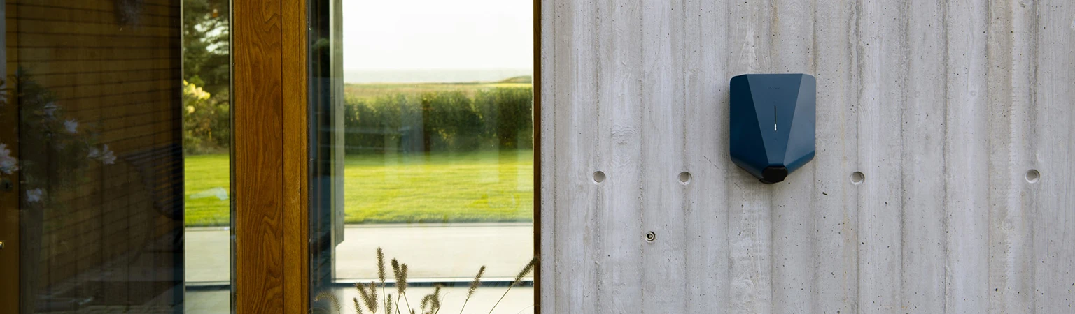 Easee-latausasema kotitalon seinällä