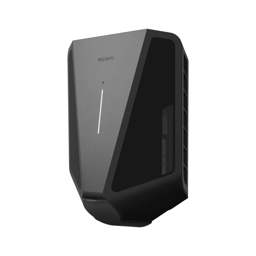 Easee Charge MAX, musta sähköauton latausasema sivuviistosta