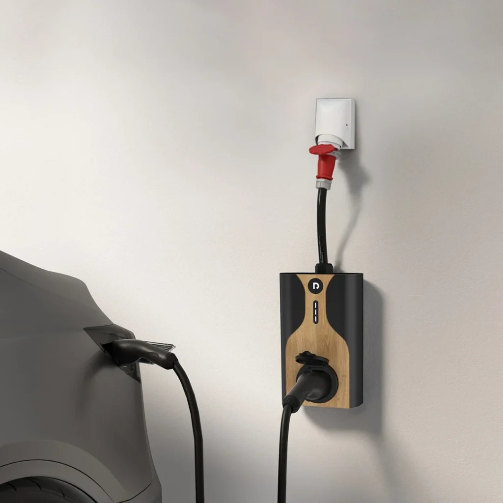 Raedian Nora -latausasema voimavirtapistokkeella asennettuna seinään