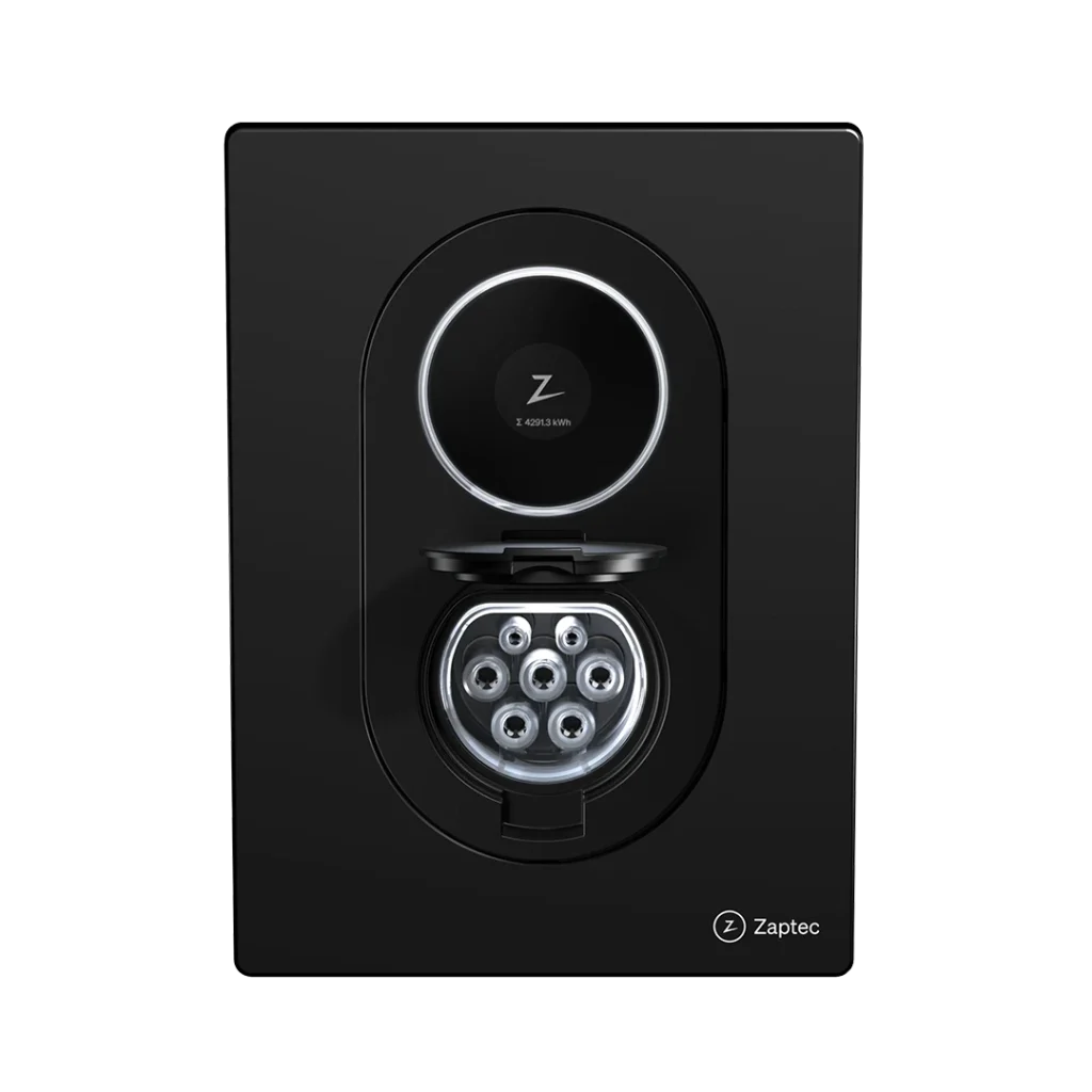 Musta Zaptec Go 2 -sähköauton latausasema edestä, portti auki