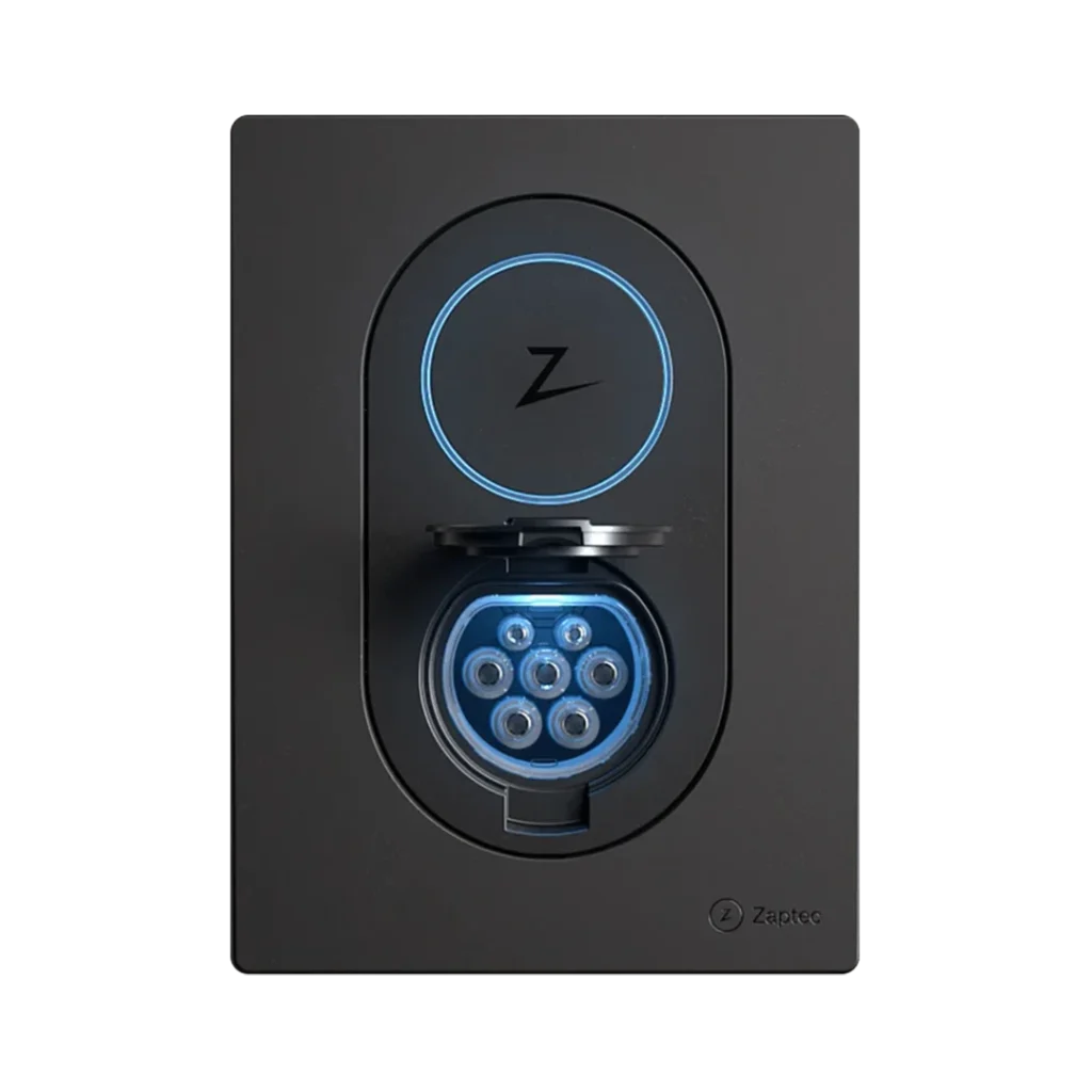 Musta Zaptec Go -sähköauton latausasema edestä, portti auki