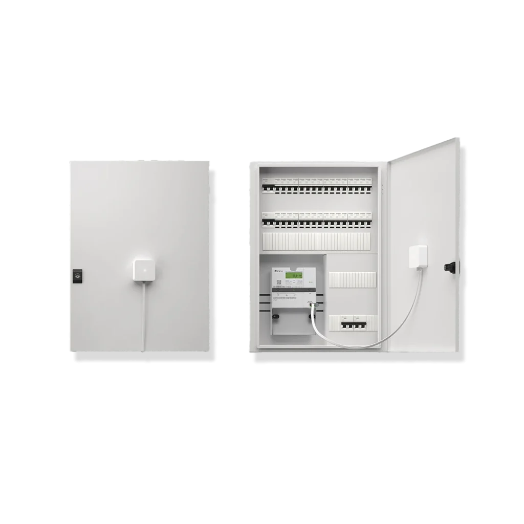 Valkoinen Zaptec Sense -järjestelmä asennettuna sähkökaappiin